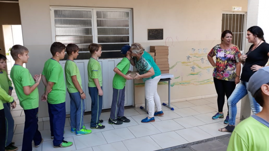 criancas-da-rede-municipal-recebem-material-escolar