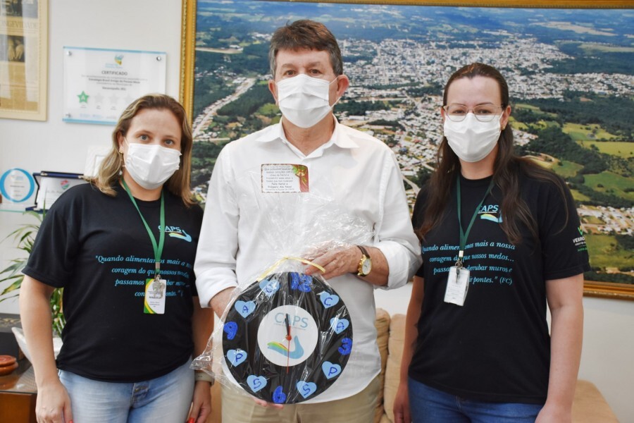 caps-entrega-presente-ao-prefeito