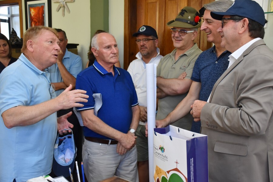 prefeito-recebe-grupo-de-italianos-da-cidade-de-caneva