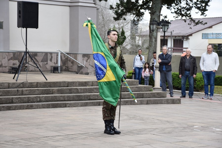 semana-da-patria-inicia-com-juramento-a-bandeira
