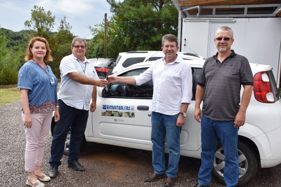 escritorio-municipal-da-emater-recebe-novo-veiculo
