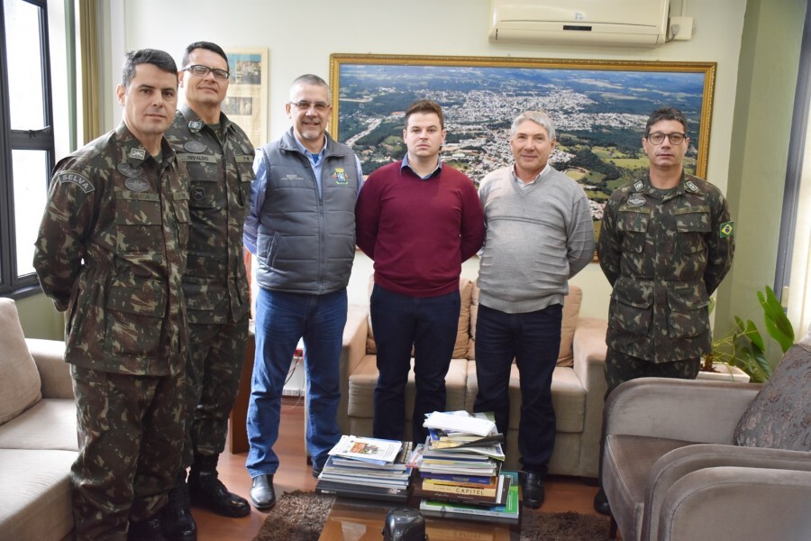 oficiais-militares-visitam-posto-de-servico-militar-de-veranopolis