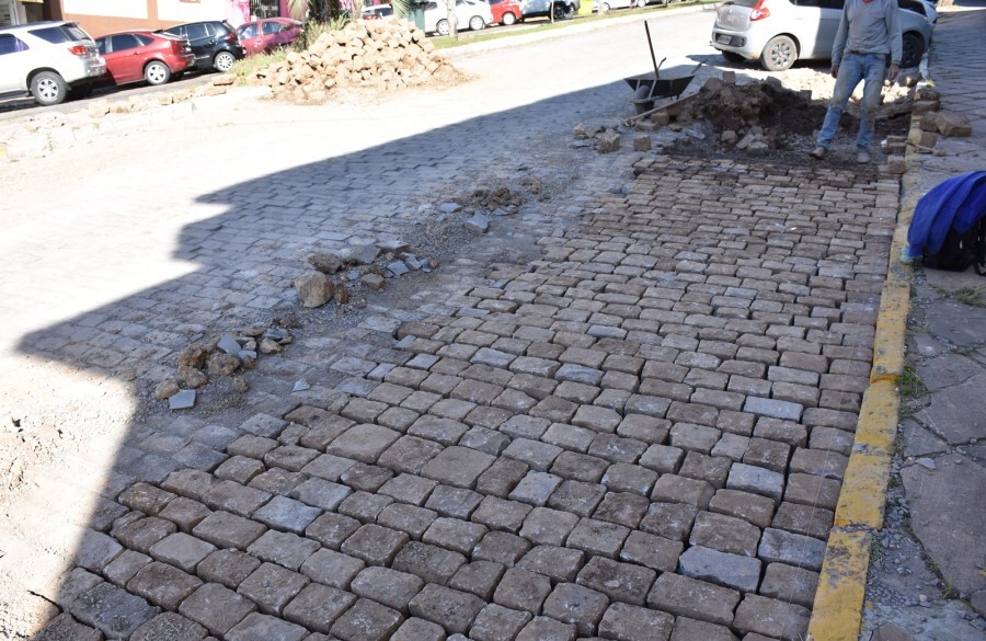 ruas-recebem-reposicao-de-calcamento