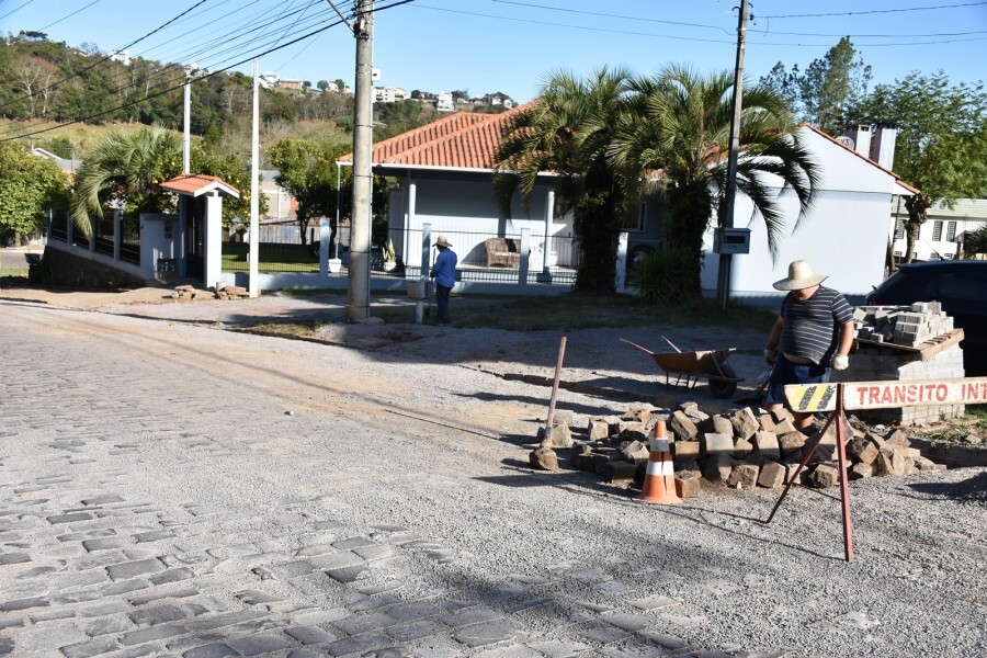 reposicao-de-calcamento-em-importantes-ruas-da-terra-da-longevidade