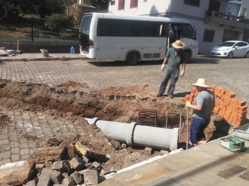 obra-de-drenagem-no-bairro-medianeira
