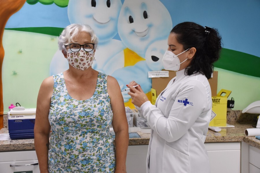 veranenses-de-67-e-68-anos-estao-recebendo-a-vacina-contra-a-covid-19