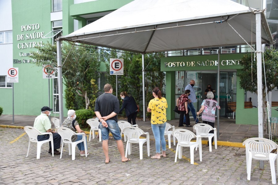 longevos-de-81-a-84-anos-buscam-a-vacina-contra-a-covid-19-nos-postos-de-saude