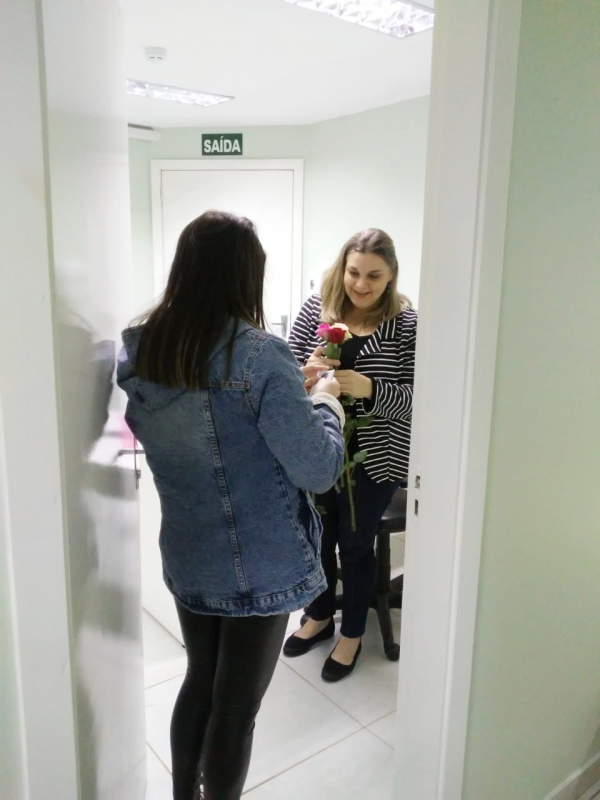 profissionais-da-saude-recebem-flores