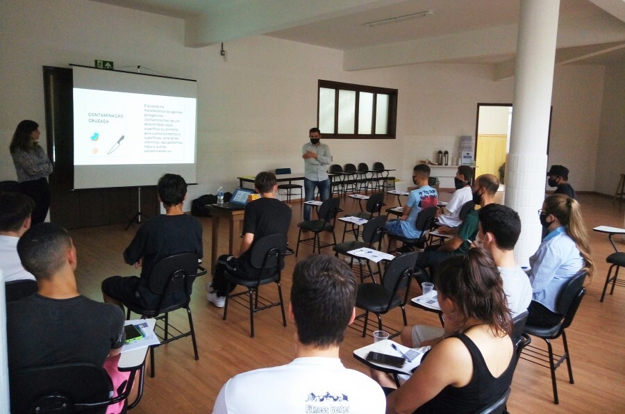 secretaria-de-turismo-promove-curso-para-garcons-e-garconetes