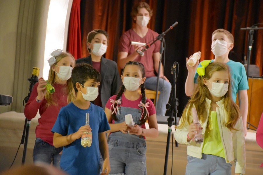 coro-infantil-se-apresenta-na-feria-do-livro