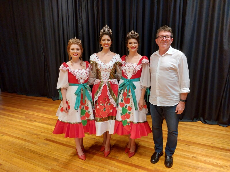 trajes-de-passeio-das-soberanas-da-xi-femaca-destacam-a-cultura-e-a-riqueza-de-veranopolis