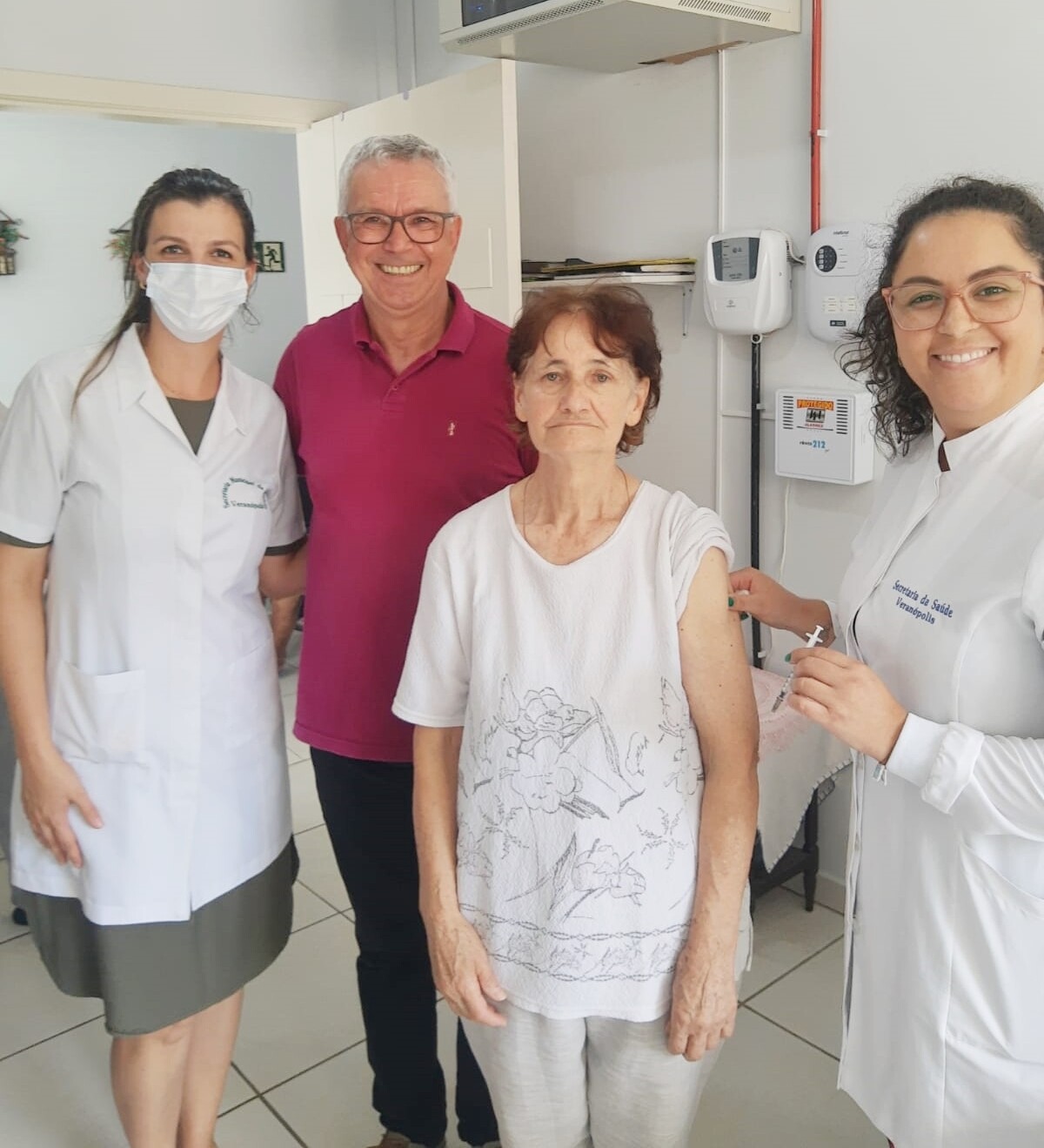 primeiro-grupo-recebe-vacina-bivalente-contra-covid-19