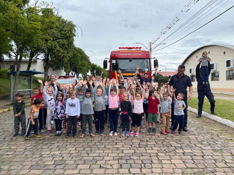 alunos-da-escola-virginia-bernardi-recebem-brinquedos-do-corpo-de-bombeiros