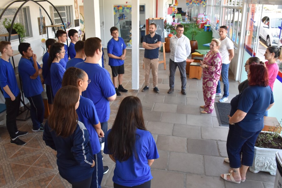 alunos-da-rede-municipal-recebem-material-escolar