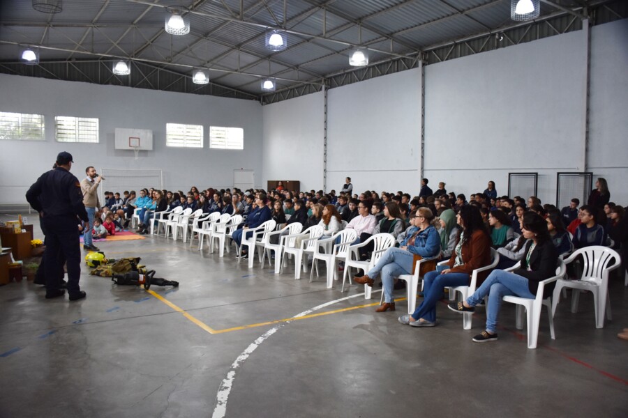 corpo-de-bombeiros-visita-as-escolas-municipais