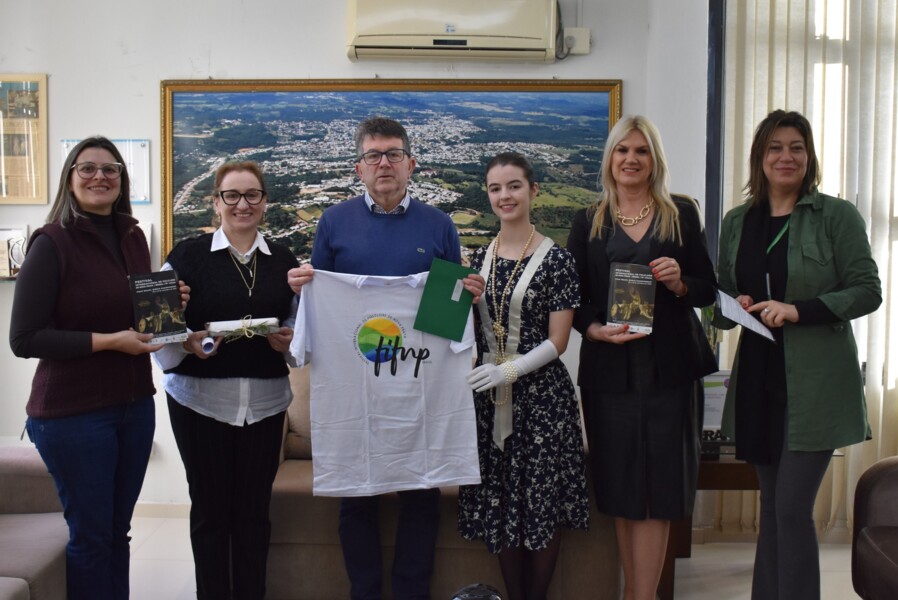 prefeito-recebe-a-comissao-do-festival-de-folclore