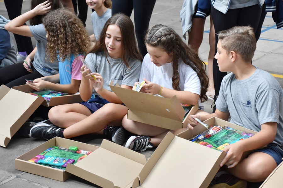 estudantes-recebem-mais-de-2500-kits-de-material-escolar