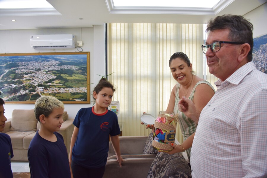 prefeito-recebe-presente-de-alunos-da-rede-municipal