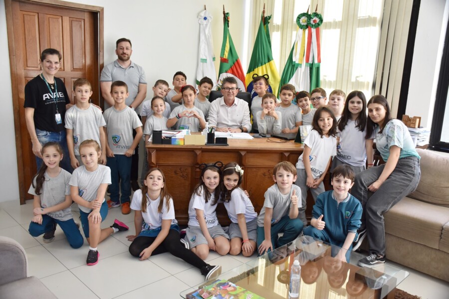 alunos-visitam-o-gabinete-do-prefeito