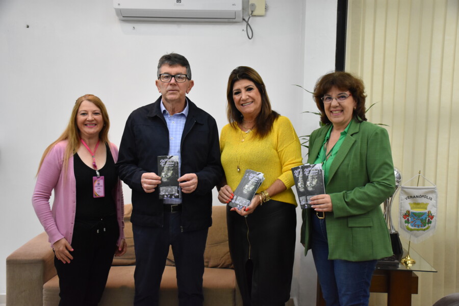 prefeito-recebe-o-material-do-21-concurso-literario-mansueto-bernardi