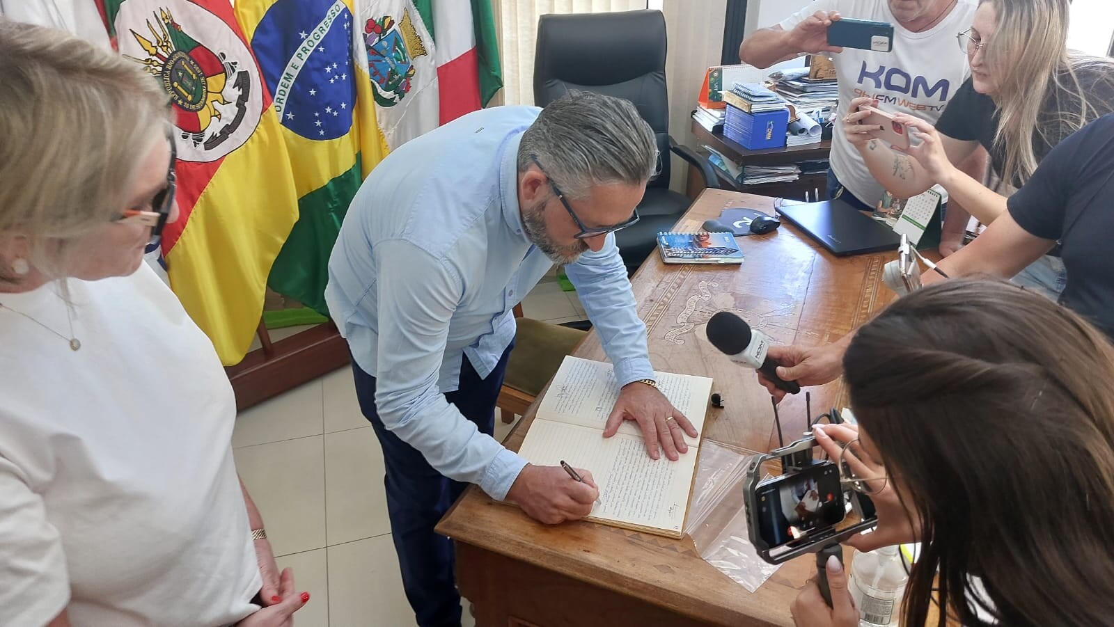 Luiz Carlos Comiotto assina ata.jpg