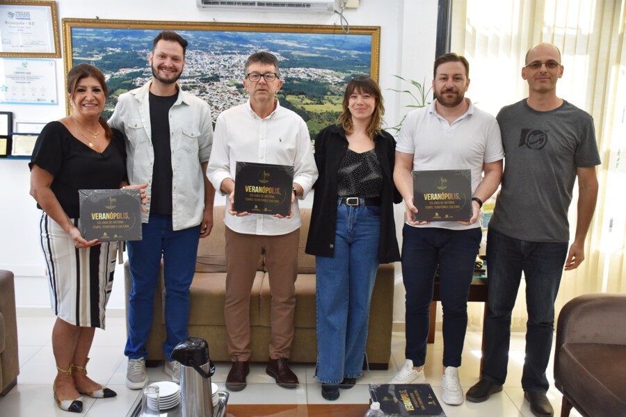prefeito-recebe-exemplar-do-livro-125-anos-de-veranopolis