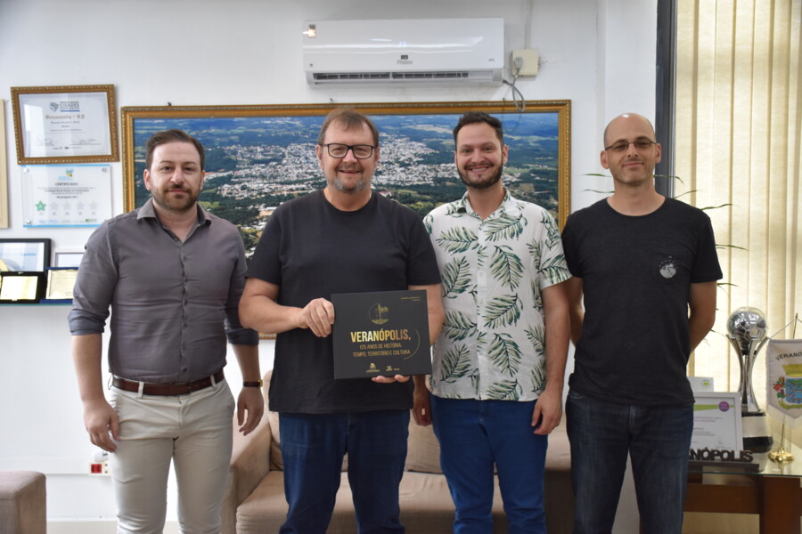prefeito-thomas-recebe-exemplar-do-livro-125-anos-de-veranopolis