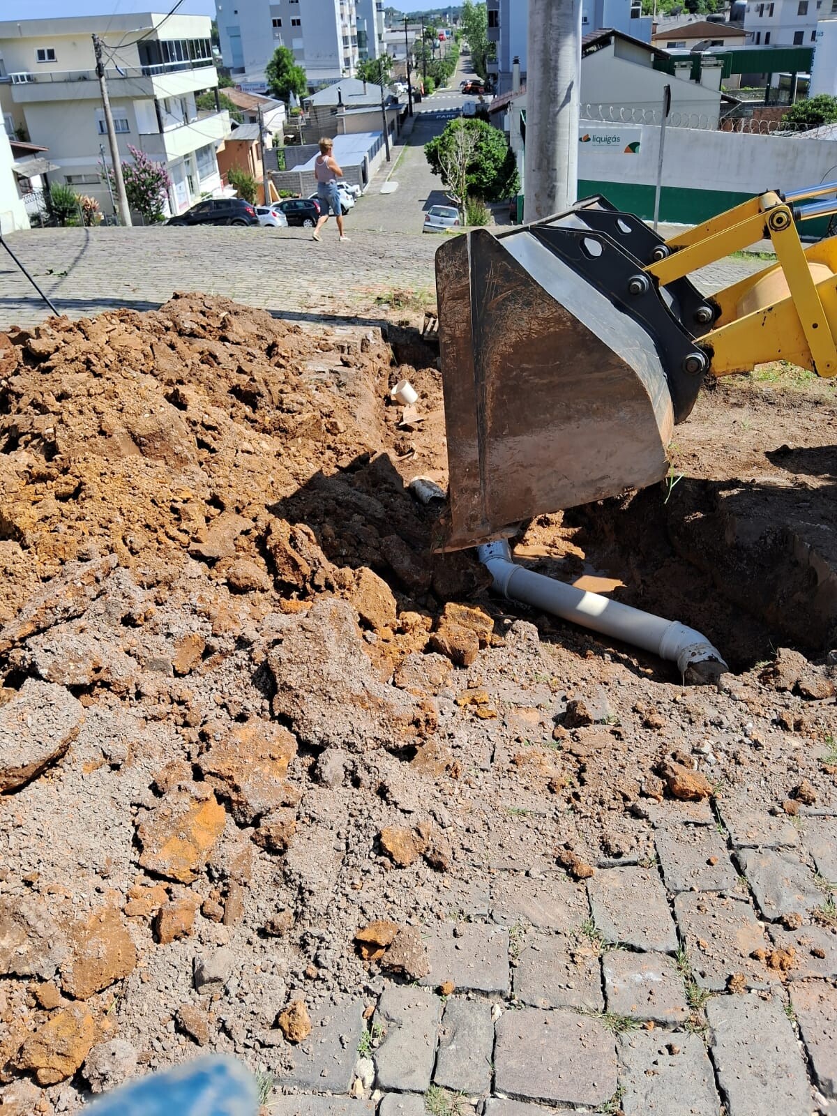 obra-de-conserto-de-esgoto-realizada-no-centro-de-veranopolis