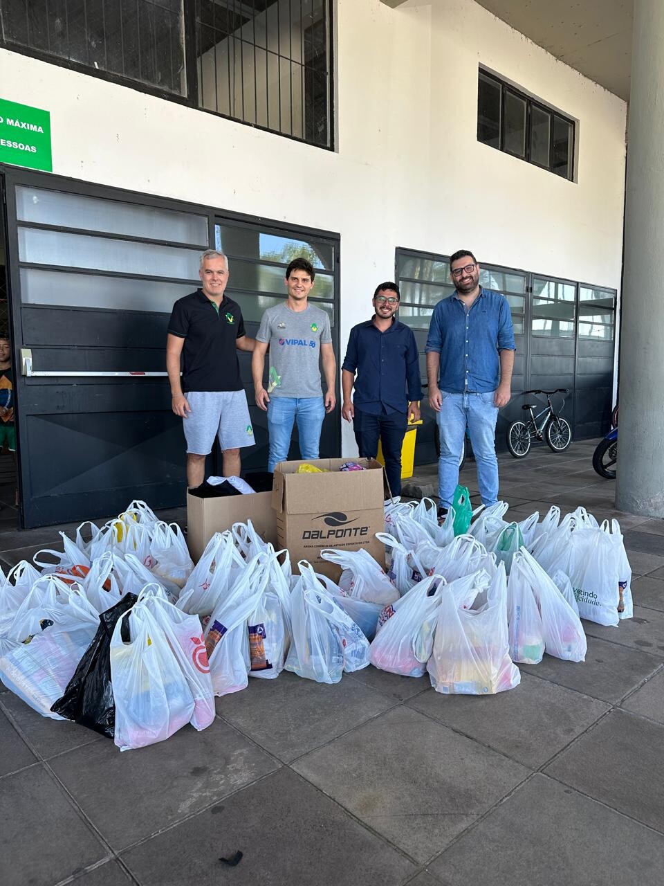aav-entrega-alimentos-arrecadados-em-jogo-festivo