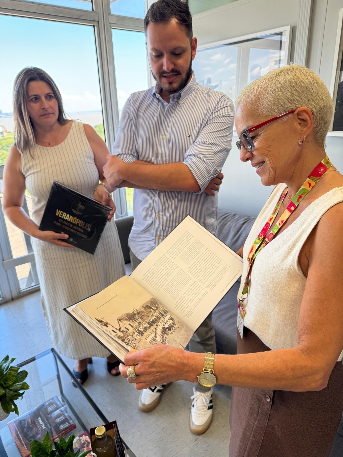 secretaria-da-cultura-do-estado-recebe-livro-que-conta-a-trajetoria-de-125-anos-de-veranopolis