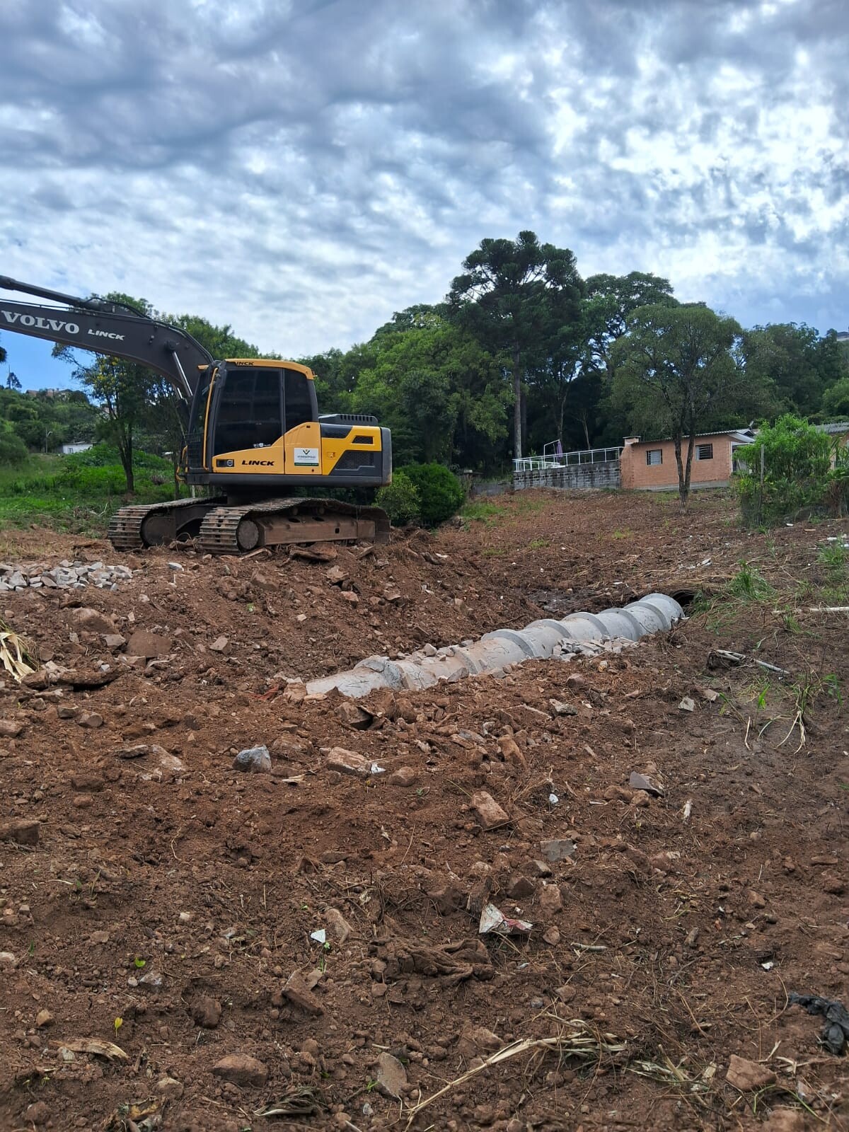 limpeza-de-area-verde-e-conserto-de-tubulacao-no-bairro-santo-antonio