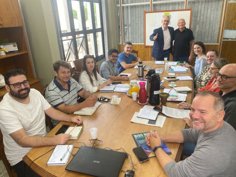 ex-prefeito-siviero-e-recebido-em-reuniao-de-ex-secretarios