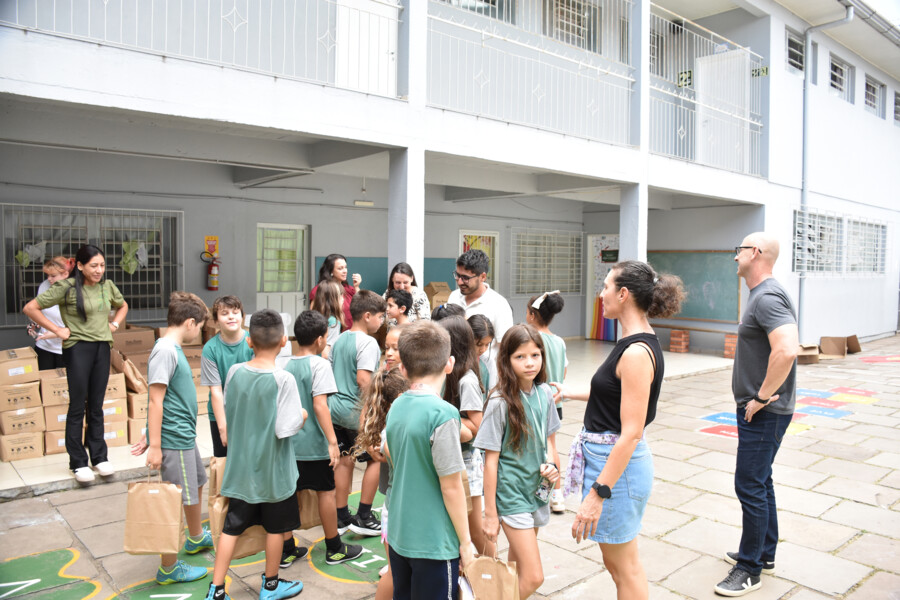 prefeitura-de-veranopolis-entrega-kits-escolares-para-2400-alunos-da-rede-municipal
