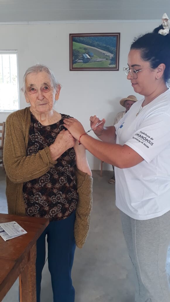 idosa-de-99-anos-recebe-dose-da-vacina-contra-influenza-em-roteiro-pelo-interior