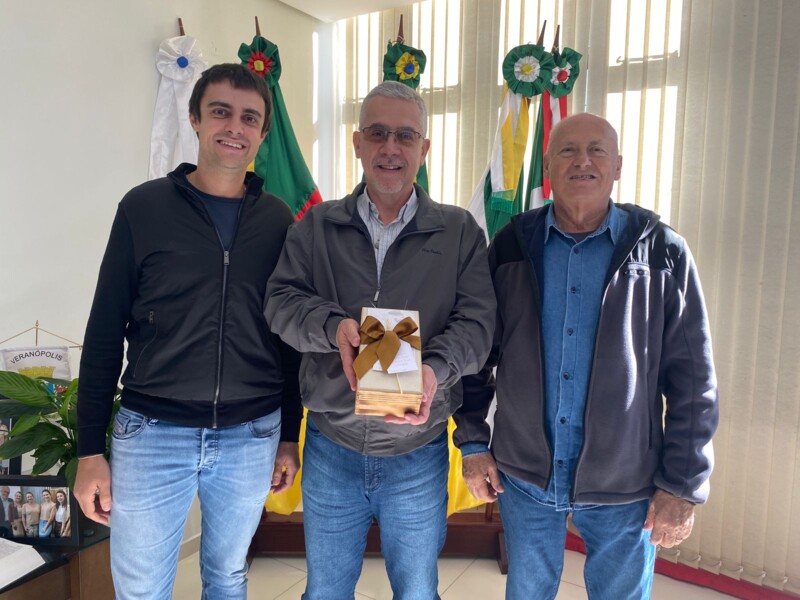 prefeito-recebe-convite-para-inauguracao-do-primeiro-spa-do-litoral-norte