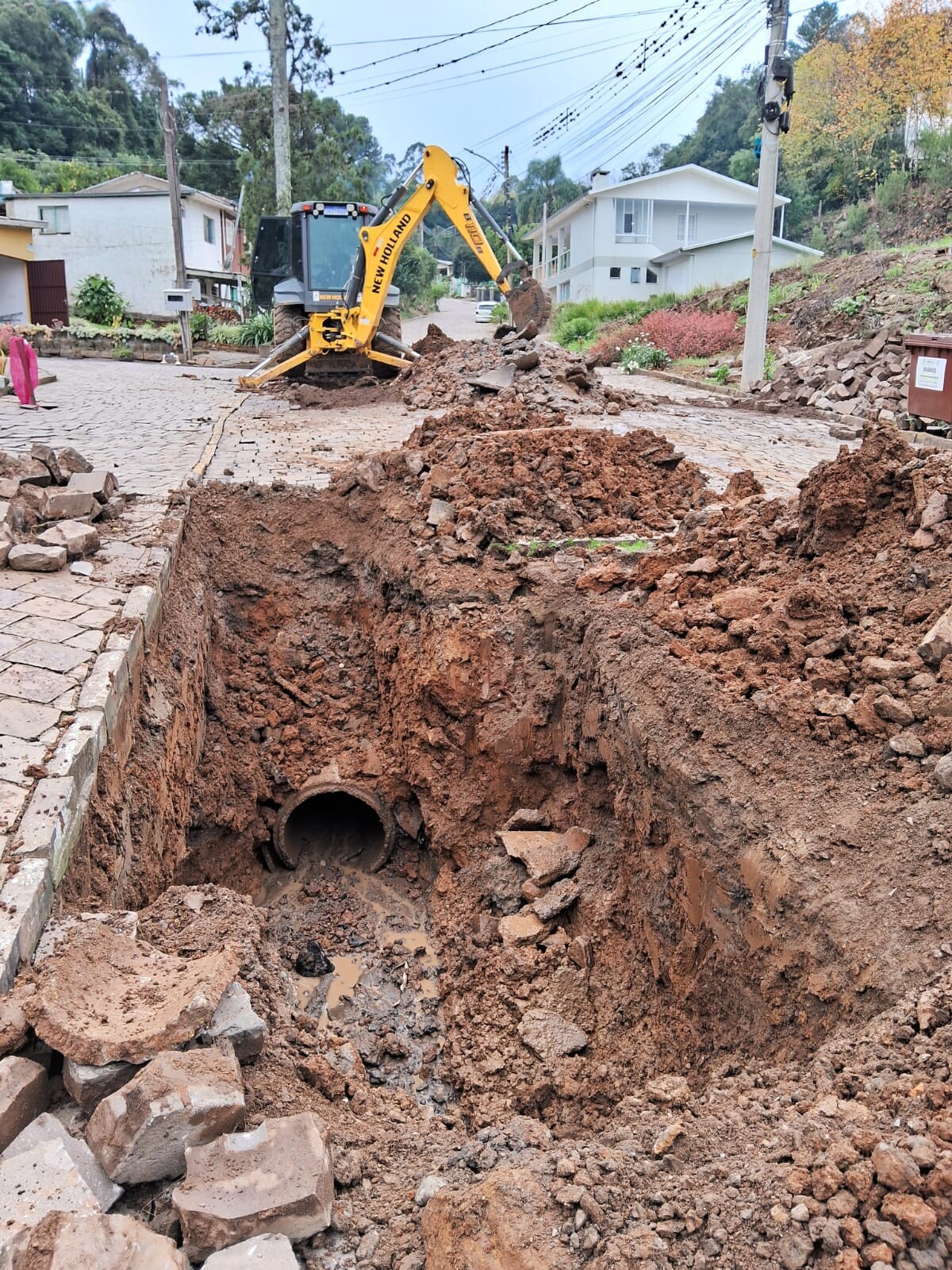 secretaria-de-infraestrutura-urbana-realiza-conserto-de-tubulacao-em-vila-azul