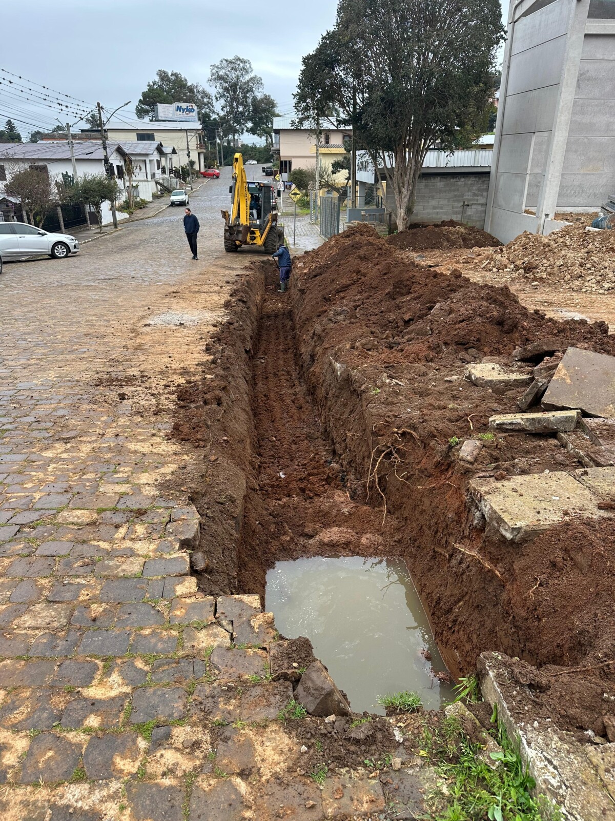 equipes-nos-bairros-conserto-de-tubulacao-e-realizado-no-bairro-renovacao