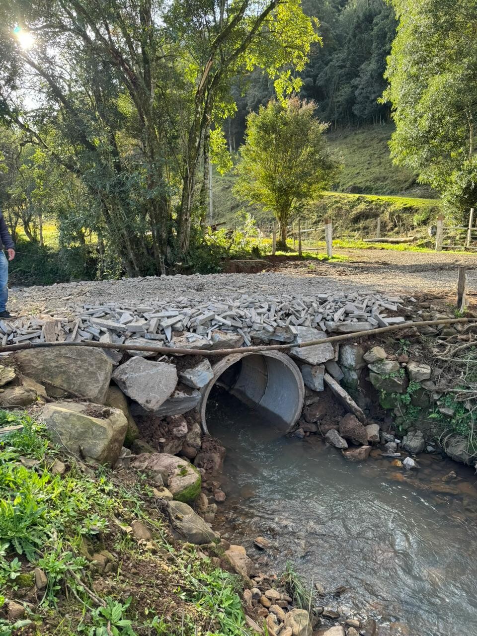 ponte-e-substituida-por-nova-estrutura-em-antiga-estrada