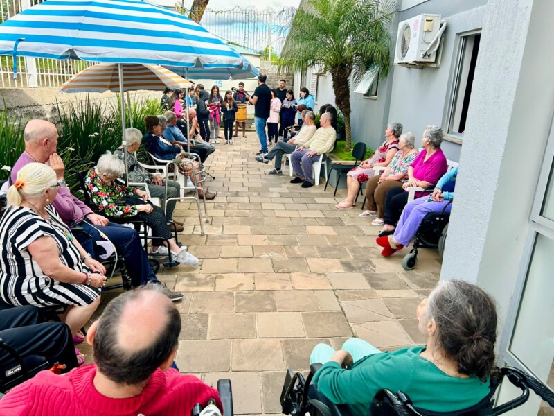 adolescentes-do-servico-de-convivencia-de-veranopolis-homenageiam-pessoas-idosas-do-lar-sao-francisco