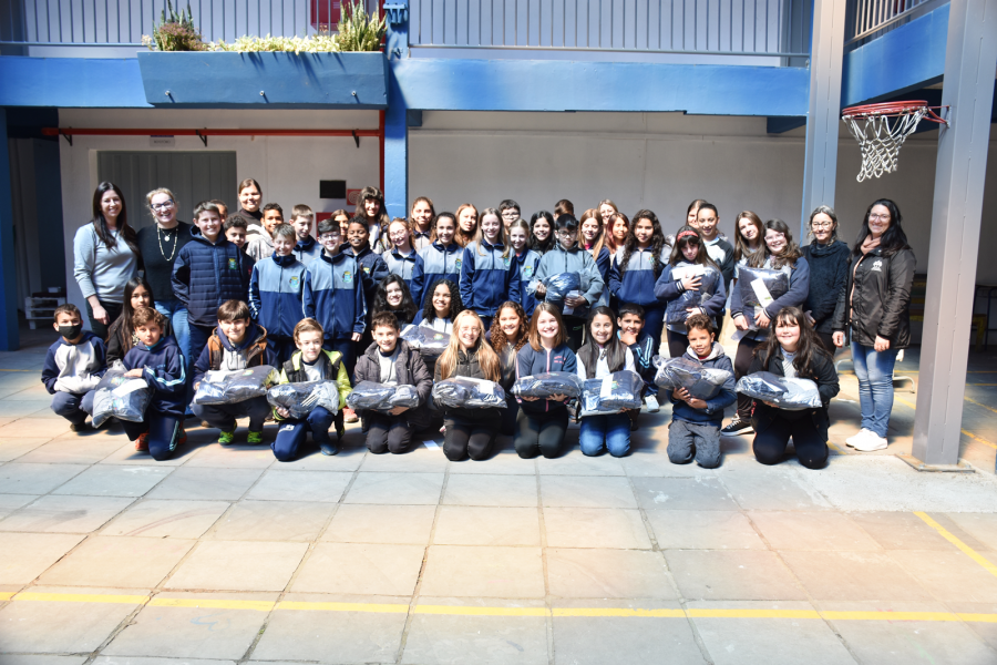 alunos-da-emef-irmao-artur-francisco-recebem-uniformes