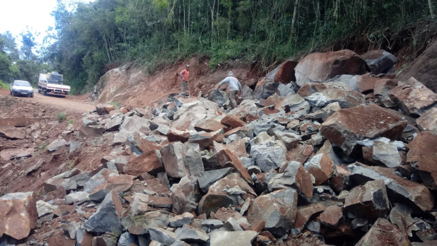 estrada-de-monte-claro-recebe-reparos