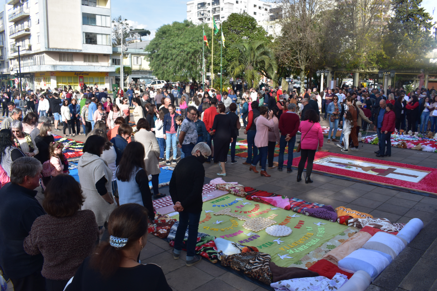 tapetes-de-corpus-christi-sao-confeccionados-em-veranopolis