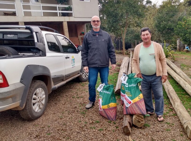 mais-de-400-sacas-de-milho-sao-entregues-para-agricultores