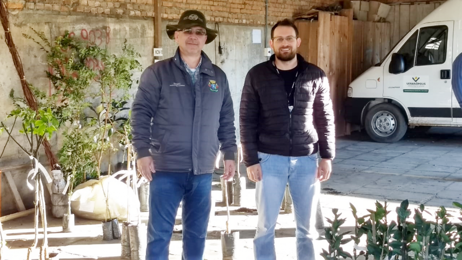 agricultores-veranenses-recebem-mudas-frutiferas