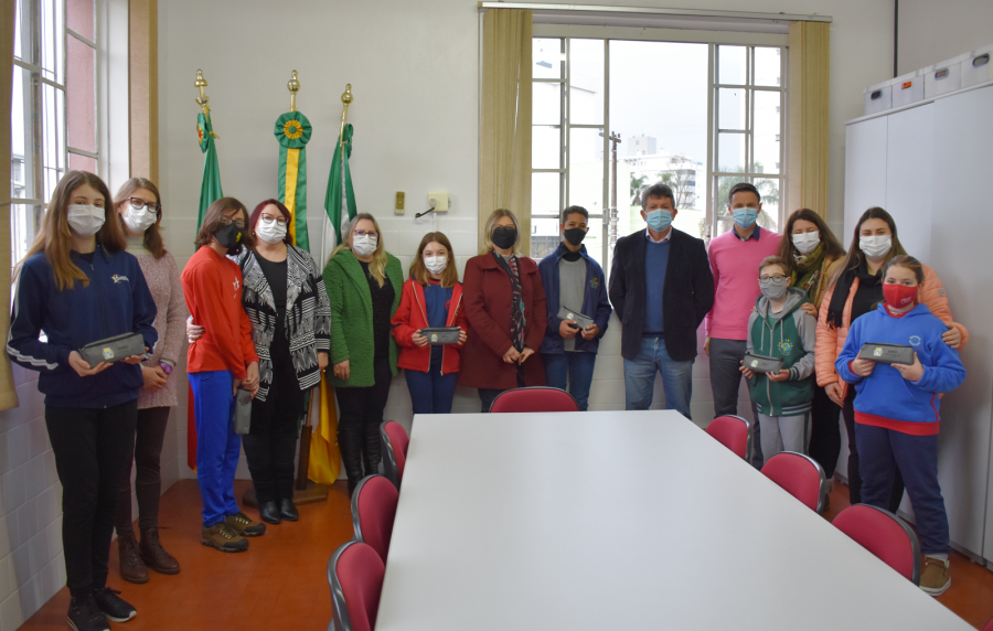 estudantes-recebem-presente-pelo-seu-dia