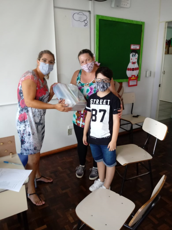 alunos-do-ensino-fundamental-receberam-material-escolar