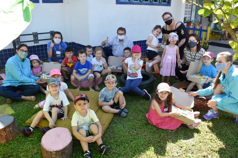 alunos-das-turmas-de-jardim-a-recebem-material-escolar