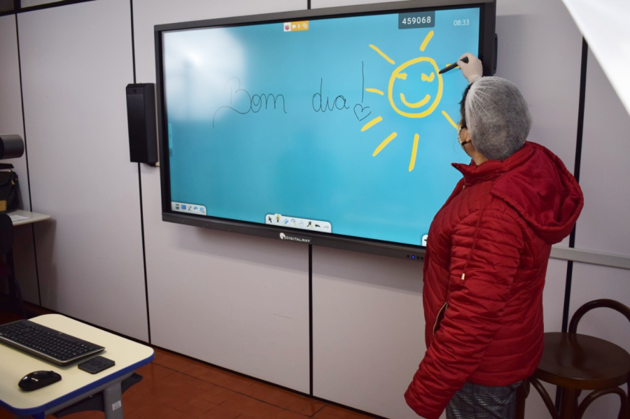 professores-utilizam-o-estudio-de-gravacao-para-videoaulas