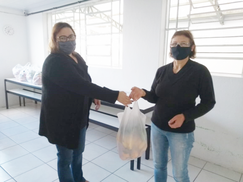 alunos-da-rede-municipal-recebem-alimentos